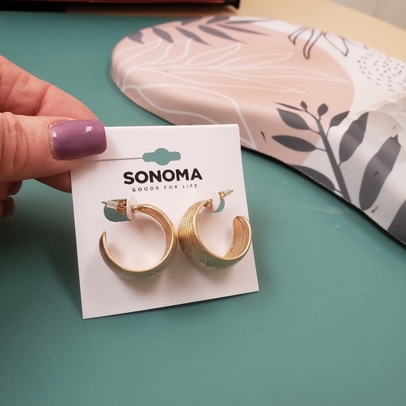 Sonoma, NWT, Gold tone, 3/4 thick hoop, aztec swirl, pierced earrings - Picture 6 of 11